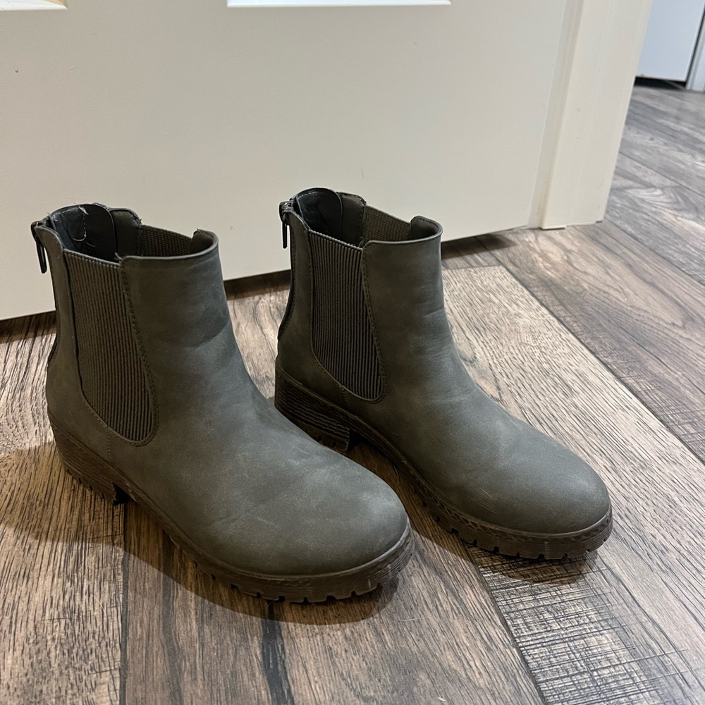 Gray Chelsea Boots Size 7